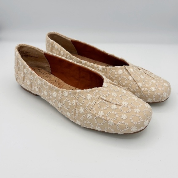 Korks Shoes - Korks Tan Floral Eyelet Ballet Flats Sz 7.5